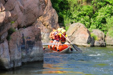 Deneyimli bir eğitmen ile turistler Sou nehirde rafting