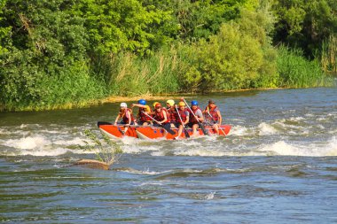 Deneyimli bir eğitmen ile turistler Sou nehirde rafting