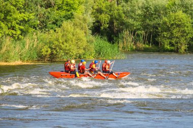Deneyimli bir eğitmen ile turistler Sou nehirde rafting
