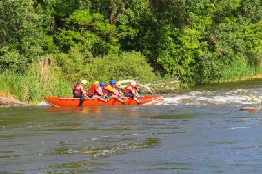 Deneyimli bir eğitmen ile turistler Sou nehirde rafting