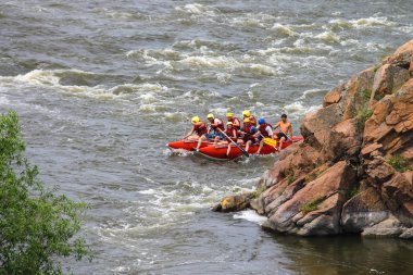 Deneyimli bir eğitmen ile turistler Sou nehirde rafting