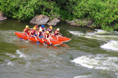 Deneyimli bir eğitmen ile turistler Sou nehirde rafting