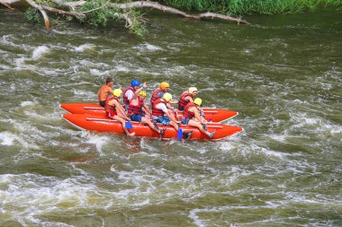 Deneyimli bir eğitmen ile turistler Sou nehirde rafting