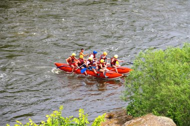 Deneyimli bir eğitmen ile turistler Sou nehirde rafting