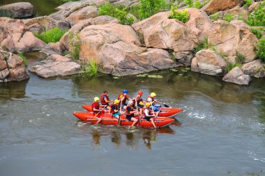 Deneyimli bir eğitmen ile turistler Sou nehirde rafting