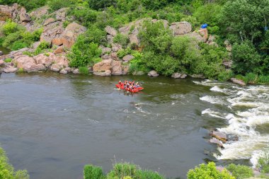 Deneyimli bir eğitmen ile turistler Sou nehirde rafting