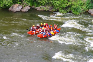 Deneyimli bir eğitmen ile turistler Sou nehirde rafting