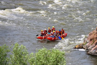 Deneyimli bir eğitmen ile turistler Sou nehirde rafting