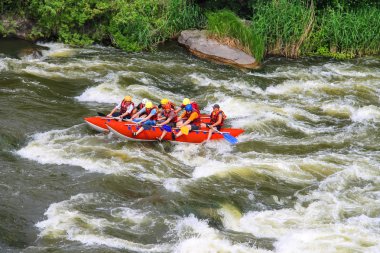 Deneyimli bir eğitmen ile turistler Sou nehirde rafting
