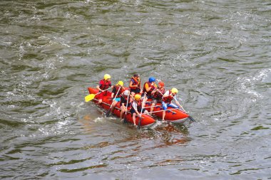Deneyimli bir eğitmen ile turistler Sou nehirde rafting