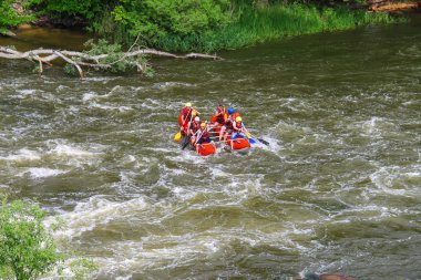 Deneyimli bir eğitmen ile turistler Sou nehirde rafting