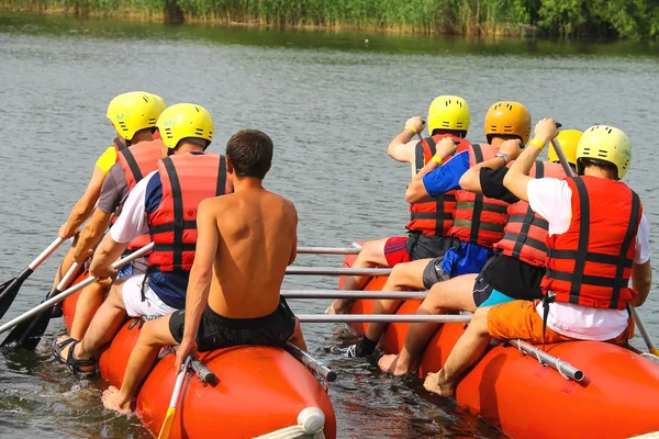 Rafting turistas com um instrutor experiente no rio Sou — Fotografia de Stock