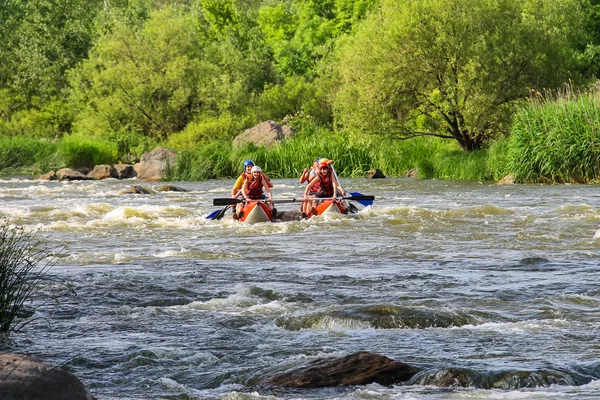 Rafting turistas con un instructor experimentado en el río Sou — Foto de Stock