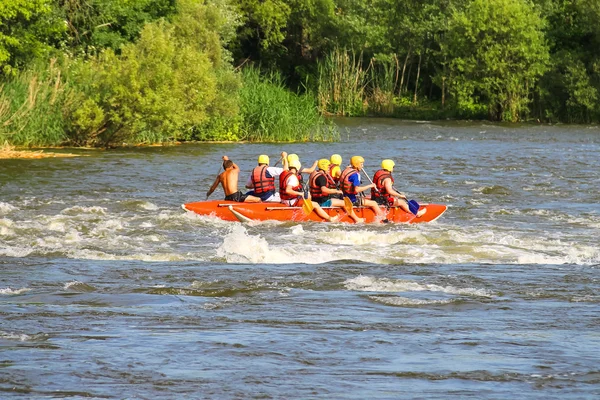 Rafting-Touristen mit einem erfahrenen Instruktor auf dem Fluss Sou — Stockfoto