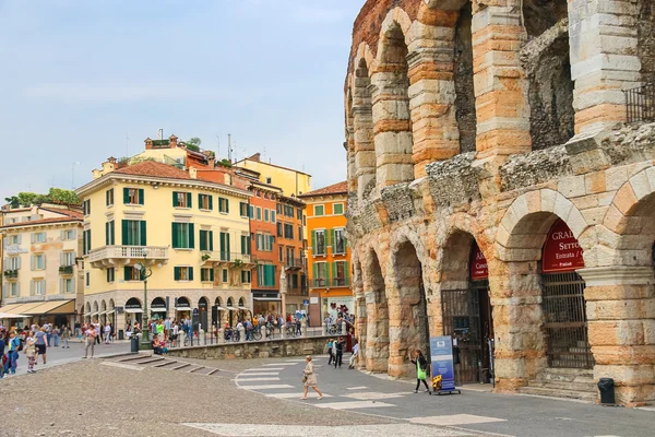 Människor i området nära Verona Arena inför annu — Stockfoto