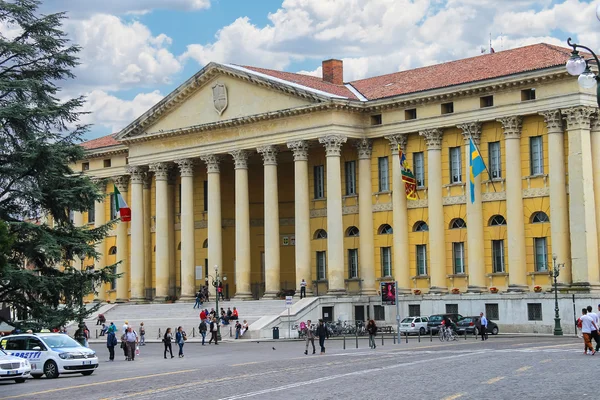 People in the square front of Palazzo Barbieri, town hall Verona, Italy — Stock Photo, Image