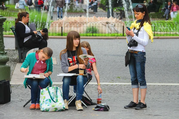 Jovem artista desenha uma praça em Verona, Itália — Fotografia de Stock