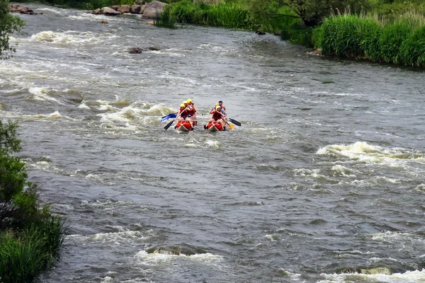 Rafting-Touristen mit einem erfahrenen Instruktor auf dem Fluss Sou — Stockfoto