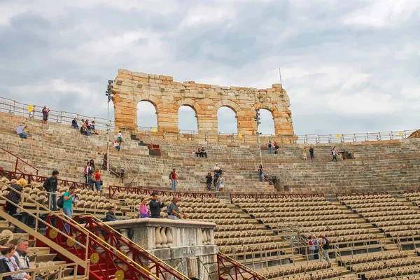 La gente dentro de Arena Verona - el lugar de las óperas del festival anual — Foto de Stock