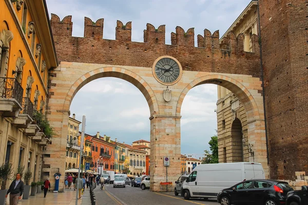 People and vehicles near the medieval city gates on Portoni dell — Stock Photo, Image