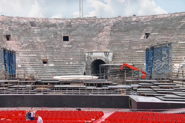 Pessoas dentro da Arena Verona em preparação para o festiv anual — Fotografia de Stock