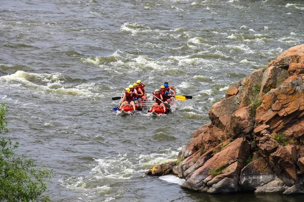 Rafting turistas con un instructor experimentado en el río Sou — Foto de Stock