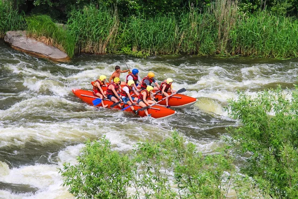 Deneyimli bir eğitmen ile turistler Sou nehirde rafting
