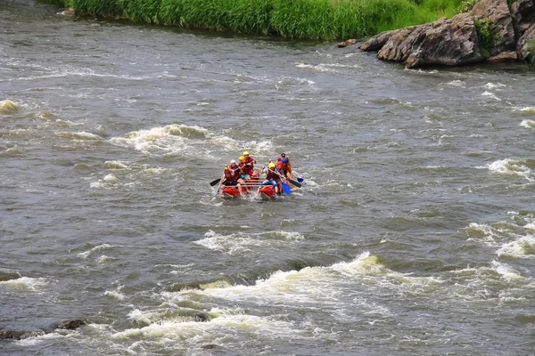Rafting-Touristen mit einem erfahrenen Instruktor auf dem Fluss Sou — Stockfoto