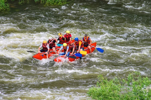 Rafting touristique avec un instructeur expérimenté sur la rivière Sou — Photo