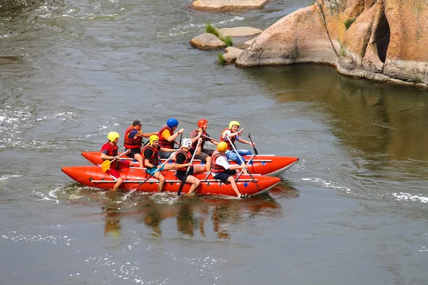 Rafting turistas con un instructor experimentado en el río Sou — Foto de Stock