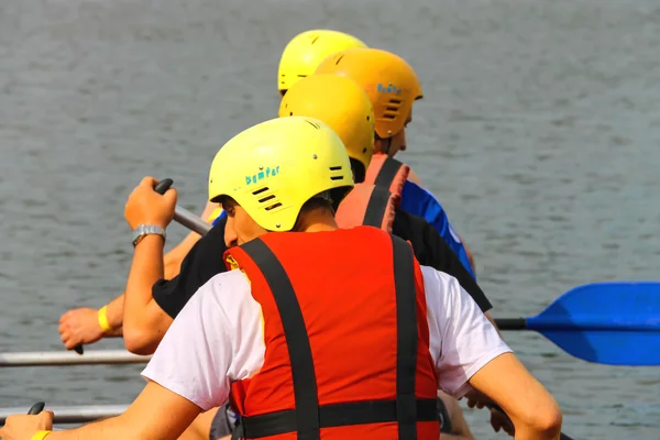 Rafting touristique avec un instructeur expérimenté sur la rivière Sou — Photo