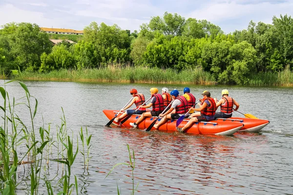 Rafting-Touristen mit einem erfahrenen Instruktor auf dem Fluss Sou — Stockfoto