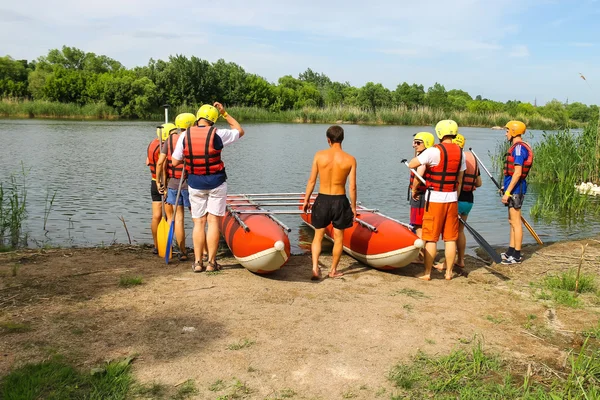 Rafting touristique avec un instructeur expérimenté sur la rivière Sou — Photo