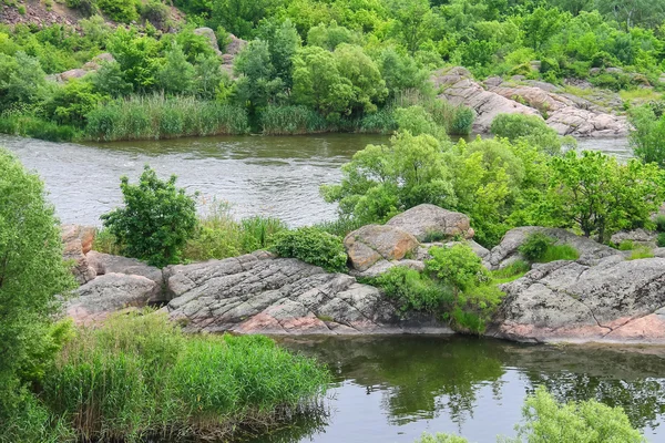 De stroomversnellingen op een kleine rivier in Oekraïne — Stockfoto