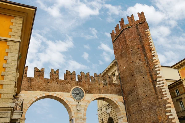 Poort van de middeleeuwse stad. Verona, Italië — Stockfoto