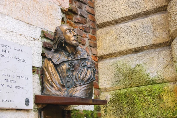 Бронзовий бюст William Шекспіра у Вероні, Італія — стокове фото