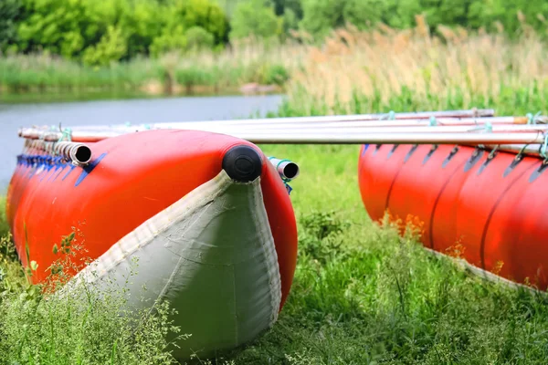 Catamarans voor rafting op de rivier bank — Stockfoto