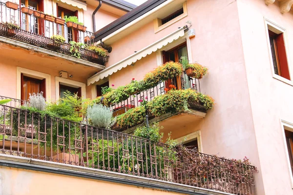 Pintoresca casa italiana con flores en la terraza — Foto de Stock