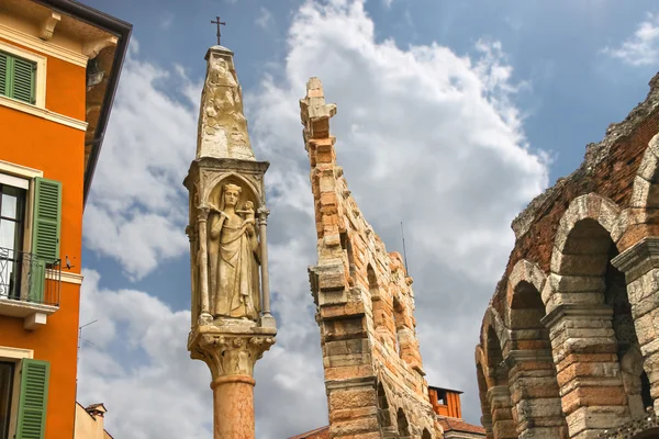 Tabernacle near Verona Arena of Verona city center, Italy — Stock Photo, Image