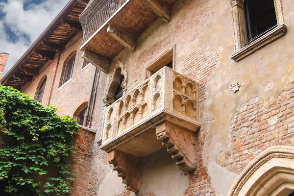 Balcón Julieta en el patio del museo. Verona, Italia — Foto de Stock