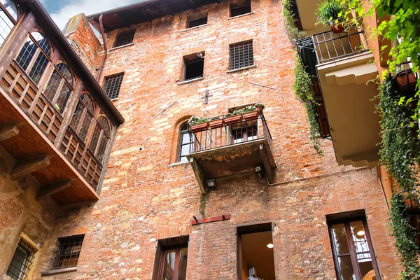 Ventanas y balcones en el patio del museo Julieta. Verona, Es — Foto de Stock