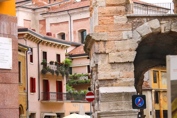 Edificios urbanos cerca de la Arena de Verona - el lugar de f anual —  Fotos de Stock