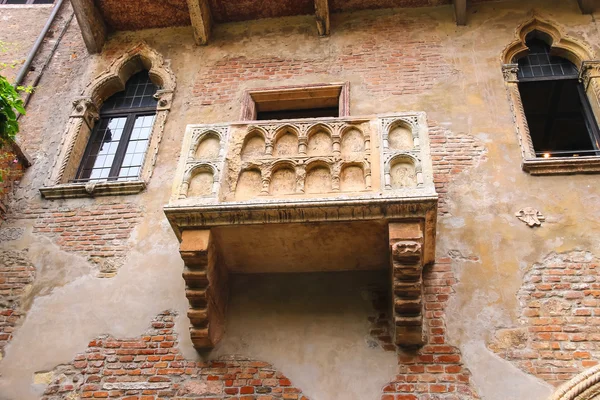 Juliet balcony in courtyard of the museum. Verona, Italy — Stock Photo, Image