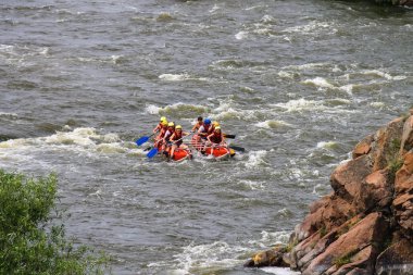 Deneyimli bir eğitmen ile turistler Sou nehirde rafting