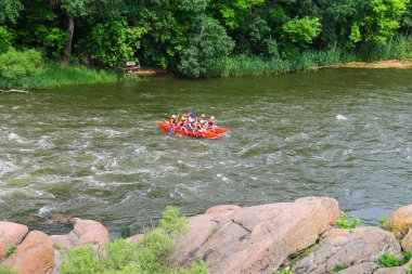 Deneyimli bir eğitmen ile turistler Sou nehirde rafting