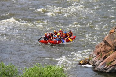 Deneyimli bir eğitmen ile turistler Sou nehirde rafting