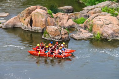 Deneyimli bir eğitmen ile turistler Sou nehirde rafting