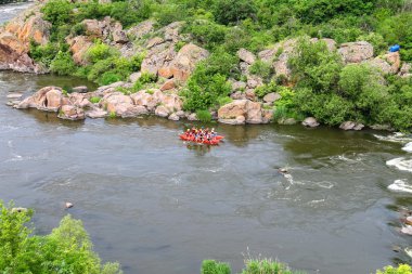 Deneyimli bir eğitmen ile turistler Sou nehirde rafting