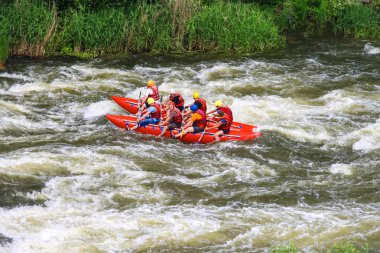 Deneyimli bir eğitmen ile turistler Sou nehirde rafting