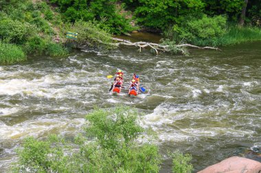 Deneyimli bir eğitmen ile turistler Sou nehirde rafting